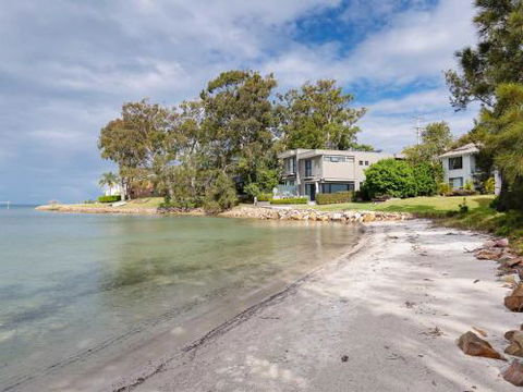 3 Pelican Sands 83 Soldiers Point Rd Stunning Waterfront Unit With Magical Water Views & Air Conditioning - Brisbane Tourism 5