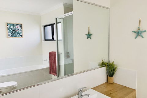 WHITSUNDAY Spacious & Comfortable Moments From Picturesque Boardwalk - Tourism Brisbane 5