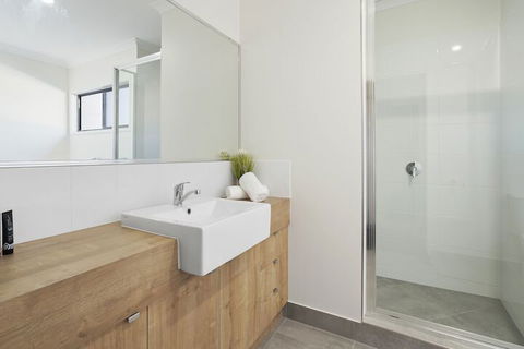 WHITSUNDAY Spacious & Comfortable Moments From Picturesque Boardwalk - Tourism Brisbane 3