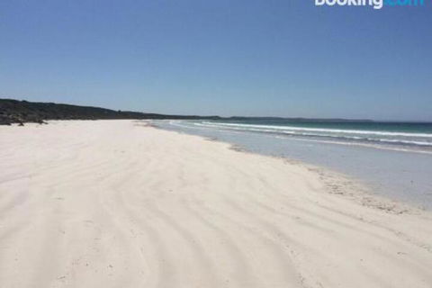 DEstrees Bay Beach House - Brisbane Tourism 3