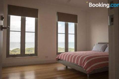 DEstrees Bay Beach House - Brisbane Tourism 6