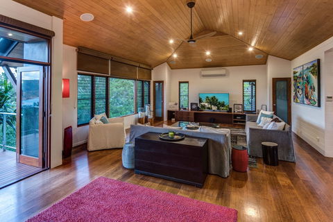 Iluka Luxury House With Ocean Views On Half Acre With Pool And Two Golf Buggies - Tourism Brisbane 6