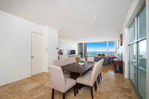Beach & Ocean Front Penthouse With Wifi & Parking - Tourism Brisbane 4