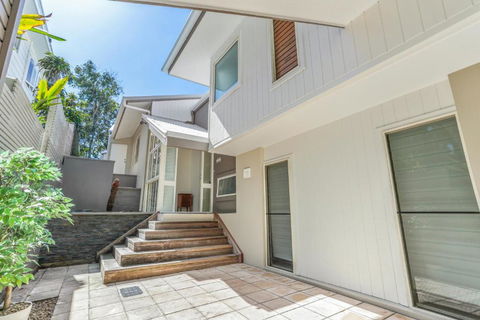 The Peachy Life Sunshine Beach - Tourism Brisbane 4