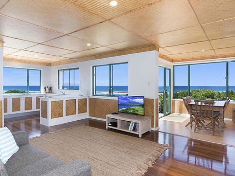 WHITE WAVES 6 OCEAN VIEWS FROM BEACHFRONT BALCONY - Tourism Brisbane 2