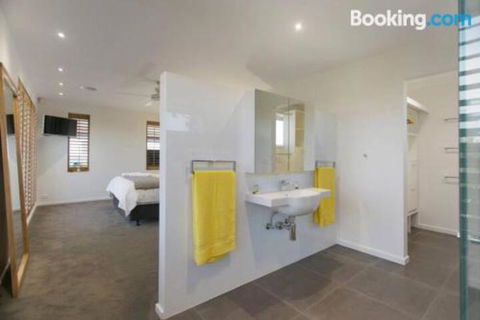 Anchor Beachfront Retreat - Tourism Brisbane 3