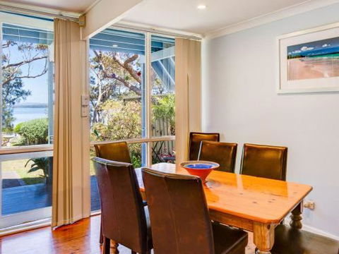 SORRENTO LAKESIDE Sanctuary Point 4pm Check Out Sundays - Brisbane 4u 3