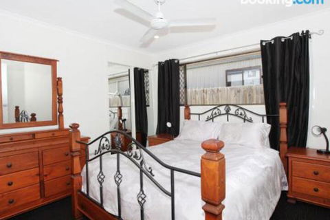 Schirrmann 56 Four Bedroom Home On Canal With Pool Pontoon Aircon & WiFi! - Brisbane 4u 2