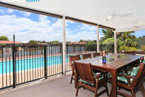 Schirrmann 56 Four Bedroom Home On Canal With Pool Pontoon Aircon & WiFi! - Brisbane 4u 1