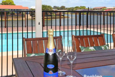 Schirrmann 56 Four Bedroom Home On Canal With Pool Pontoon Aircon & WiFi! - Brisbane 4u 5