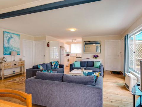 WIRANI On The WATER Sanctuary Point 4pm Check Out Sundays - Tourism Brisbane 5