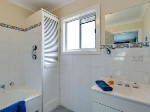 WIRANI On The WATER Sanctuary Point 4pm Check Out Sundays - Tourism Brisbane 6