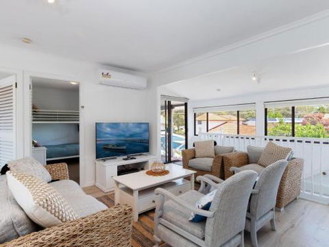 Blue Waters 7 Cook St. Pet Friendly & Water Views - Tourism Brisbane 1