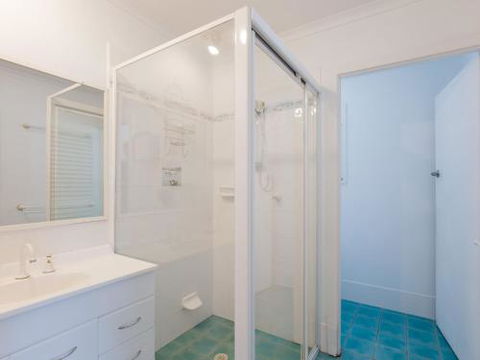 Blue Waters 7 Cook St. Pet Friendly & Water Views - Tourism Brisbane 5