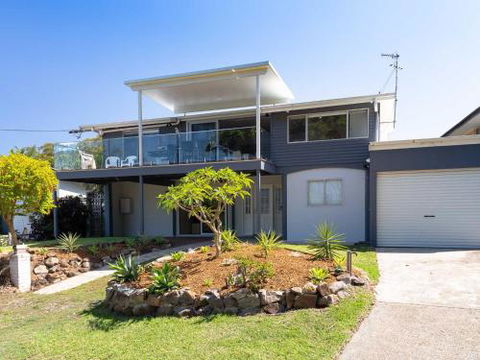 Blue Waters 7 Cook St. Pet Friendly & Water Views - Tourism Brisbane 0