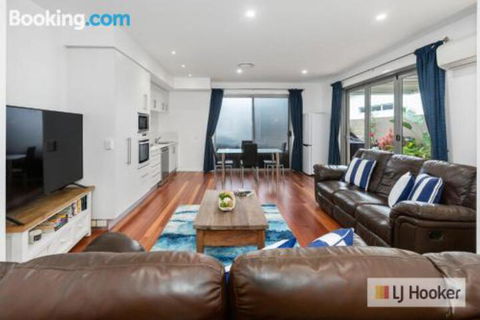 HIGH TIDES On ELLISTON - Brisbane 4u 1
