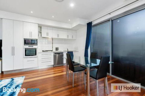 HIGH TIDES On ELLISTON - Brisbane 4u 3