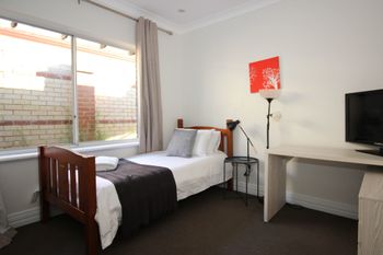 Swan View Family Home - Tourism Brisbane 0