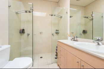 Stunning East Suburb Coastal Home H373 - Tourism Brisbane 5