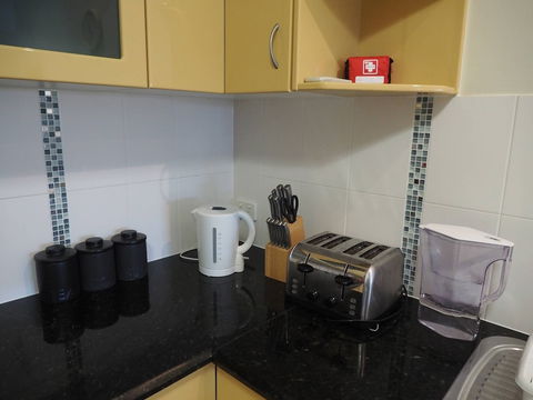 Queen Room With Airport Transfers Or Car Rental - Tourism Brisbane 2