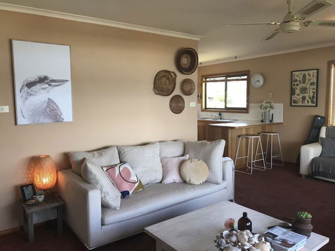 Beautiful Cottage, Ocean Views, Amazing Gardens, 12 Minute Walk To Beach - Tourism Brisbane 2