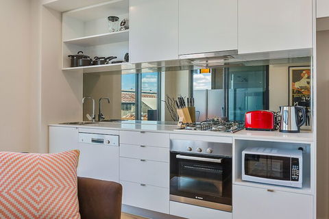 BRUNSWICK Stylish Space With Parking + Netflix - Brisbane Tourism 6