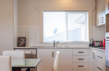 Spacious & Bright 4 Bedroom Home - Brisbane Tourism 2