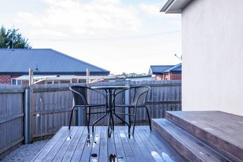 Spacious & Bright 4 Bedroom Home - Brisbane Tourism 6