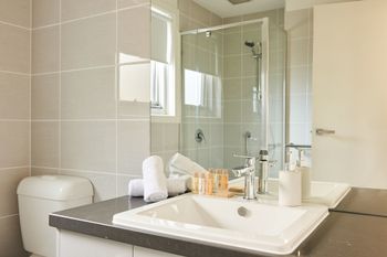Sleek & Spacious Flat - Tourism Brisbane 1