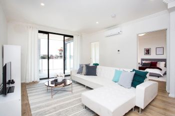 Designer Executive Apartment + Parking Near Train - Brisbane 4u 0