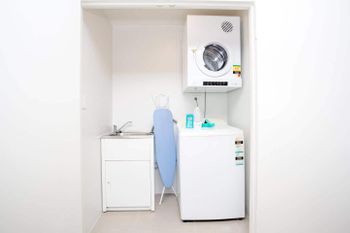 Designer Executive Apartment + Parking Near Train - Brisbane 4u 4
