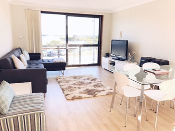 Wallis View Lakeside Family Retreat - Tourism Brisbane 1