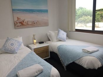 Wallis View Lakeside Family Retreat - Tourism Brisbane 3