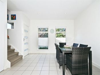 Modern Seaside Sanctuary - Brisbane Tourism 3