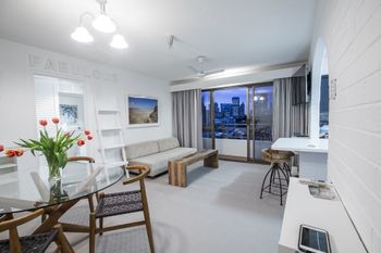 1 BR Park Breathtaking Sydney Skyline - Brisbane Tourism 0