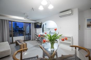 1 BR Park Breathtaking Sydney Skyline - Brisbane Tourism 4
