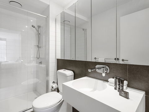 CHARLOTTE Manhatten Building Near Spencer St. & Southern Cross Station - Brisbane 4u 2
