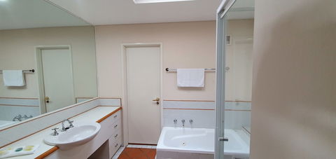 Sea Breeze Luxury Holiday Apartment Accommodation - Tourism Brisbane 6