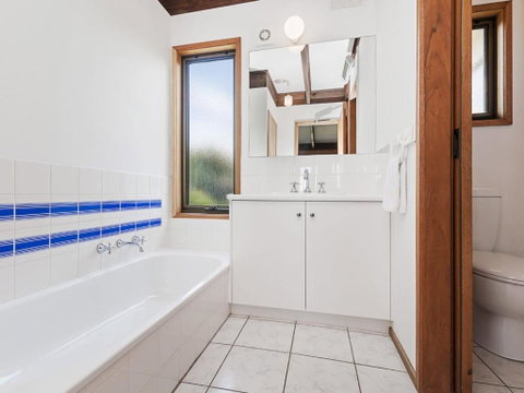 Swimmers Rest - Uninterrupted Panoramic Ocean Views - 1 Bedroom - Tourism Brisbane 3