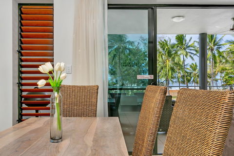 Beachfront Apartment With Ocean View - 4 - Tourism Brisbane 3