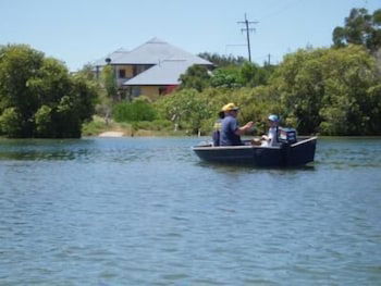 Hastings Cove Waterfront Holiday Apartments - Brisbane Tourism 6