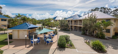 Hastings Cove Waterfront Holiday Apartments - Brisbane Tourism 3