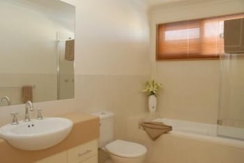 The Lakes Apartments - Brisbane Tourism 3
