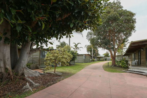 Lazy Acre Log Cabins - Tourism Brisbane 4