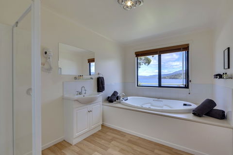 Port Huon Cottages - Tourism Brisbane 4