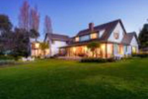 Sienna Estate Lodge & Winery - Brisbane Tourism 0