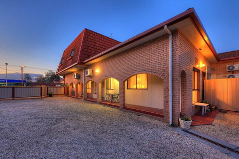 Midlands Motel - Brisbane Tourism 1