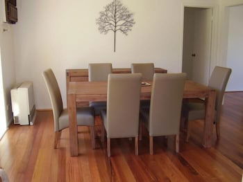 Yarra Glen Racecourse Apartments - Tourism Brisbane 3