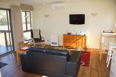 Gisborne Peak Winery Cottages - Tourism Brisbane 6