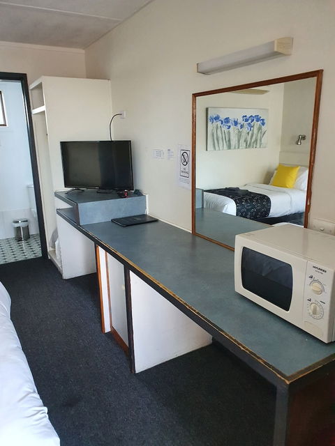 Budget On The Lake - Tourism Brisbane 0